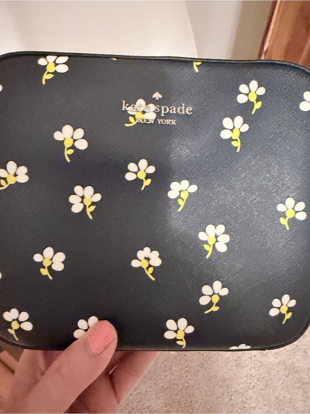 kate spade Newbury Lane Daisy crossbody with white and yellow blooms - Picture 13 of 16